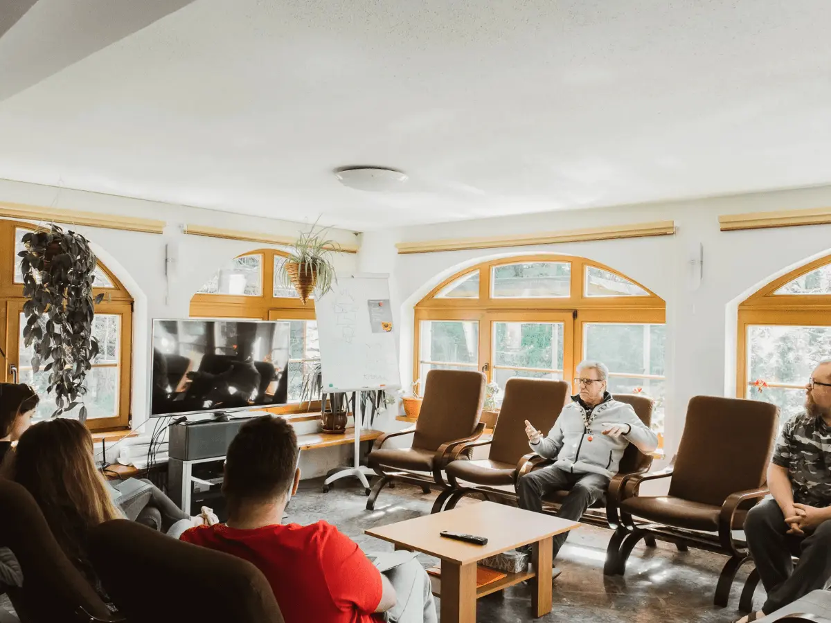 Widok ośrodka w otoczeniu natury